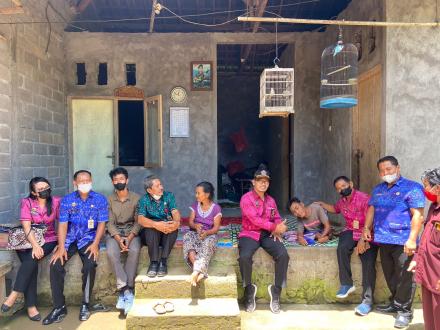 Dinas Sosial Kabupaten Buleleng Berbagi Sembako Ke Desa Banyuseri
